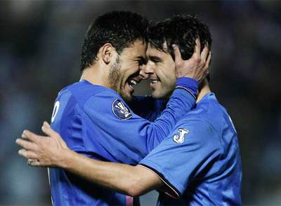 Braulio y Contra celebran un gol.