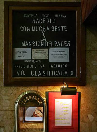 Taquilla de la sala X Alba, en Madrid, una de las nueve que continúan funcionando en España.