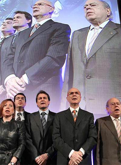 Y AL FINAL DE CADA MITIN, EL HIMNO 'NACIONAL'