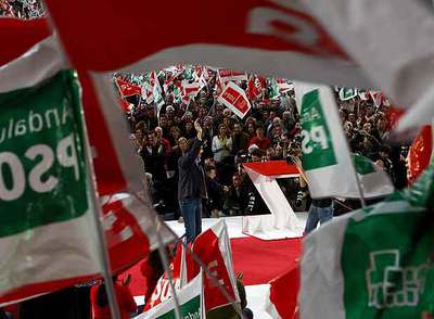 José Luis Rodríguez Zapatero saluda a los asistentes al mitin de ayer en Dos Hermanas (Sevilla).