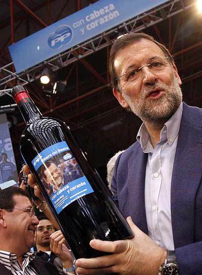 Rajoy sostiene en Burgos un vino dedicado a él.