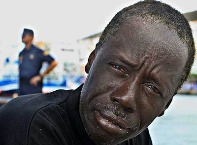 Uno de los 58 inmigrantes que llegaron ayer al sur de Tenerife, poco después de descender del cayuco.