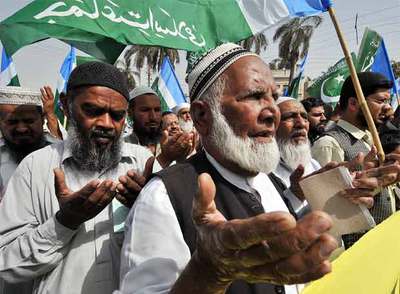 Miembros del partido fundamentalista Jamaat Islami protestan ayer en Karachi contra la reedición de las viñetas de Mahoma en Dinamarca.