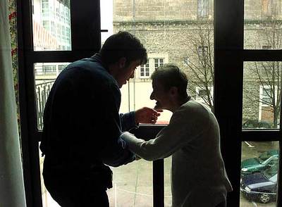 Un hombre  atiende a una anciana en una residencia para mayores de Vitoria.