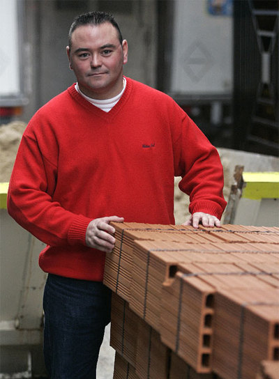 Antonio Esteban, junto a una obra en Madrid.