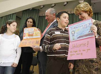 Rato y Aguirre, con la concejal Eva Durán y dos alumnos del colegio Doctor Tolosa Latour.