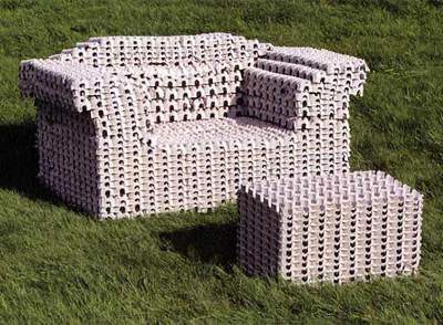 Butaca y mesa realizadas  con embalajes de botellas, que ha realizado el grupo en la sede de Vitra.