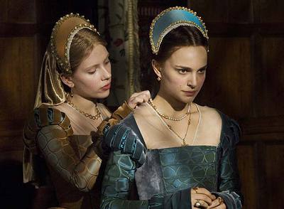 Scarlett Johansson y Natalie Portman, en  Las hermanas Bolena.  