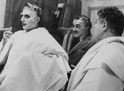 Federico Fellini (en medio), en un fotograma de  Roma. 