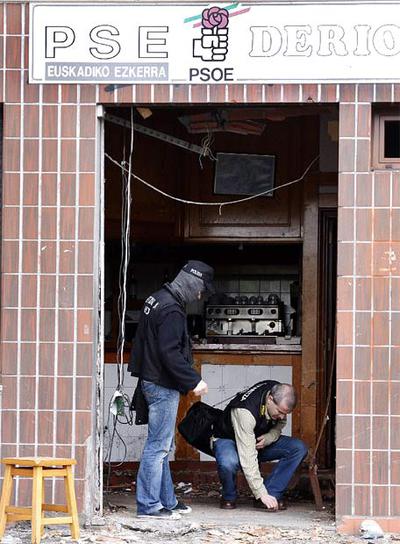 Dos  ertzainas  en la Casa del Pueblo de Derio.