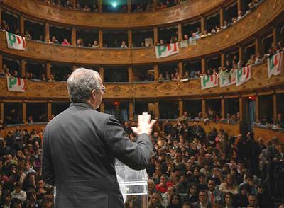 Walter Veltroni, durante el mitin celebrado ayer en el Teatro del Pavone, en Perugia.