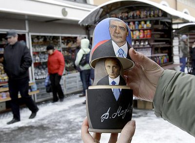 Un vendedor muestra una tradicional  matrioshka  rusa con los retratos de Dmitri Medvédev y Vladímir Putin en San Petersburgo.
