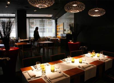 Comedor de Sua, a un paso de la Gran Vía de Madrid. Abajo,  carpaccio  de buey con ensalada de  sitakes  crujientes.