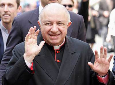 El cardenal Dionigi Tettamanzi pasea por la plaza de San Pedro.