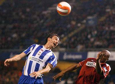 Pablo Amo intenta cabecear ante el sevillista Mosquera.