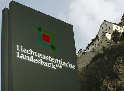 Cartel del Liechtensteinische Landesbank, al lado del castillo de Vaduz.