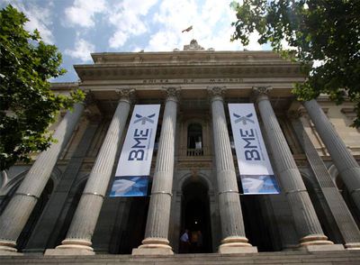 Los fondos de renta variable no han superado la rentabilidad directa de las acciones (en la imagen la Bolsa de Madrid) en la última década.