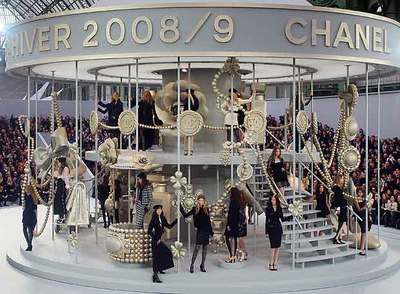 Karl Lagerfeld presentó su colección en un tiovivo en el que la iconografía de Chanel (las perlas, las camelias, el bolso guateado...) sustituía a los caballitos.
