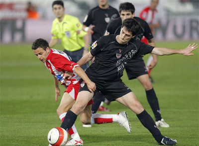 Crusat e Iraola se disputan el balón.