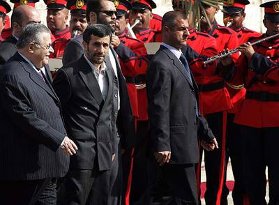El presidente iraní, Mahmud Ahmadineyad (segundo por la izquierda), pasa revista a una guardia de honor acompañado del presidente iraquí, Yalal Talabani (primero por la izquierda), ayer en Bagdad.