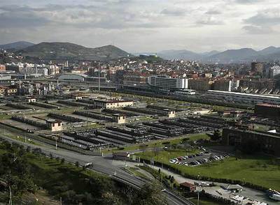 Vista de la zona de Galindo en Barakaldo, con la depuradora en primer término y, a continuación, la zona donde se ha actuado urbanísticamente gracias al plan Urban.