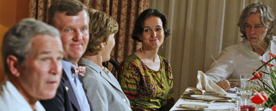 George W. Bush y, al fondo a la derecha, Bob Geldof en Ghana.