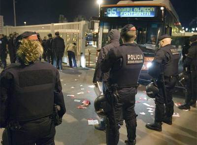 Los Mossos d'Esquadra hicieron acto de presencia en las cocheras para garantizar la salida de los servicios mínimos.