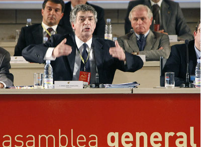 Angel María Villar, ayer en la asamblea de la federación, con Joan Laporta y Ramón Calderón detrás.