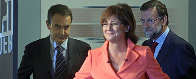 La moderadora del debate,Olga Viza, acompaña a Zapateroy a Rajoy al plató del cara a cara, en el Palacio Municipal de Exposicionesrny Congresos.