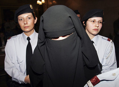 EXPULSADA POR LLEVAR 'NIQAB'
