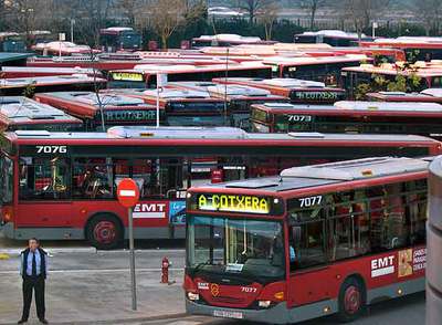Autobuses de la EMT en las cocheras de San Isidro durante el paro de ayer.