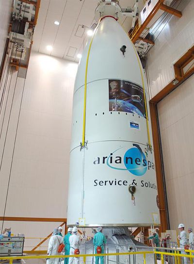 Técnicos de la ESA comprueban los sistemas en Holanda y la cofia del cohete Ariane 5 con el ATV dentro.