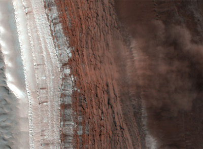 Una avalancha de hielo y polvo fotografiada en Marte por la nave  Mars Reconnaissance Orbiter .