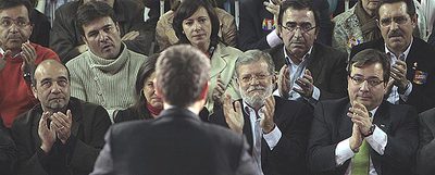 Zapatero, durante su intervención en el pabellón La Granadilla de Badajoz. En primera línea, Rodríguez Ibarra y Fernández Vara.