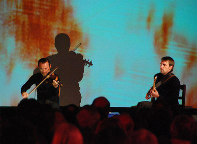 Los músicos del espectáculo  Antigone Orchestra. 