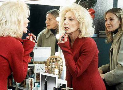 Marisa Paredes (de rojo) y Cecilia Roth, en una imagen de  Todo sobre mi madre. 