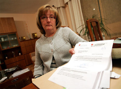 Isabel Pérez, la hija de una de las ancianas supuestamente maltratadas en Manoteras, enseña las respuestas a sus denuncias.