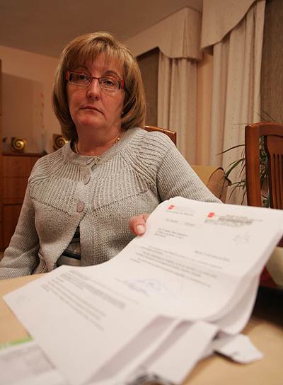 Isabel Pérez con la documentación de la denuncia.