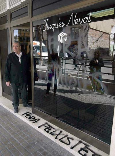 La inmobiliaria de Vilanova i la Geltrú (Barcelona) a la que Mariano Rajoy puso como ejemplo de la supuesta persecución lingüística en Cataluña amaneció ayer con pintadas de 