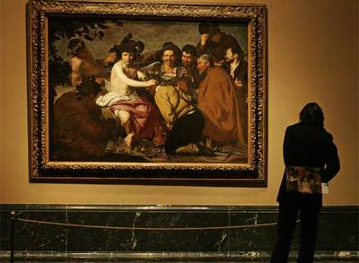 Un visitante del Museo del Prado contempla  Los borrachos  de Velázquez.