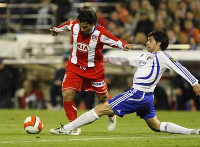 Ayala corta una internada de Agüero.