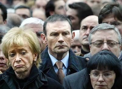 María Teresa Fernández de la Vega, el  lehendakari , Juan José Ibarretxe, y José Blanco, en la concentración de Mondragón.