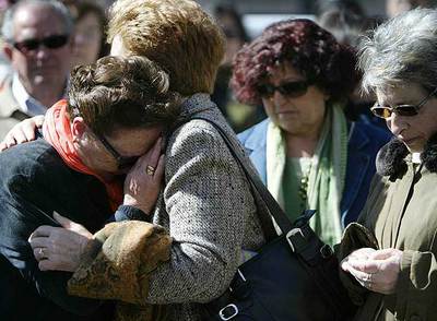 Vecinos de Huelva expresaron ayer su dolor durante una concentración de solidaridad con la familia de la niña Mari Luz.