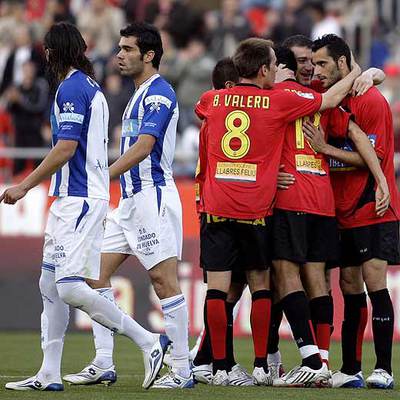 Los mallorquinistas se abrazan tras el primer gol de Arango.