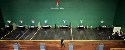 Mesas electorales en el polideportivo de Mondragón.