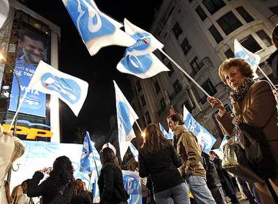 Militantes y seguidores del Partido Popular, delante de la sede central en la calle de Génova.