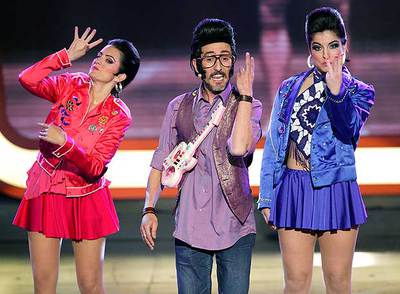 Rodolfo Chikilicuatre y sus bailarinas, durante la actuación en  Salvemos Eurovisión. 