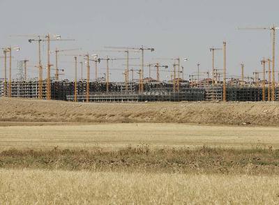 En España se construyeron 800.000 viviendas en 2005, más que en Francia, Alemania y Reino Unido juntos. Arriba, la urbanización de Paco el Pocero en Seseña.