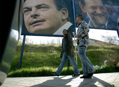 Carteles electorales del PSOE y del PP en la calle de Josefa Valcárcel, ayer en Madrid.