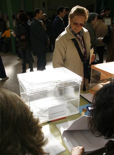 Una ciudadana vota en las elecciones del pasado domingo.